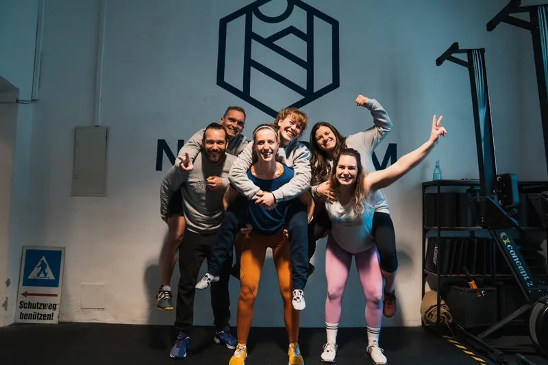 Die Noricum Crew gemeinsam in der Box