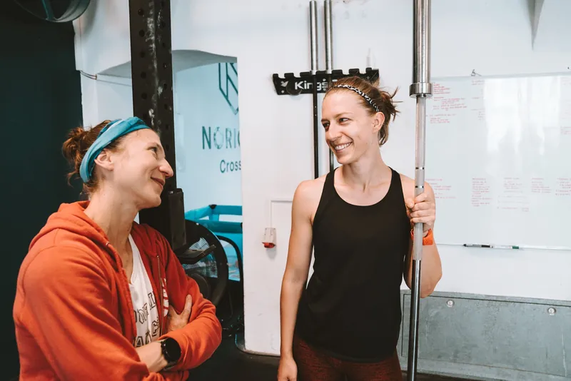 Zwei Frauen im Gespräch in der Box – so lernst du Coaches und Community beim Probetraining kennen