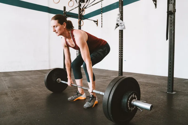 Athletin beim Kreuzheben mit der Langhantel im Basic-Kurs